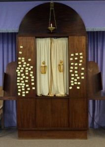 Sticky notes symbolically bearing congregants’ holy thoughts dotted the surfaces of a temporary ark at Tikvat Israel Congregation in Rockville on Rosh Hashanah. Photo by Sam Freedenberg
