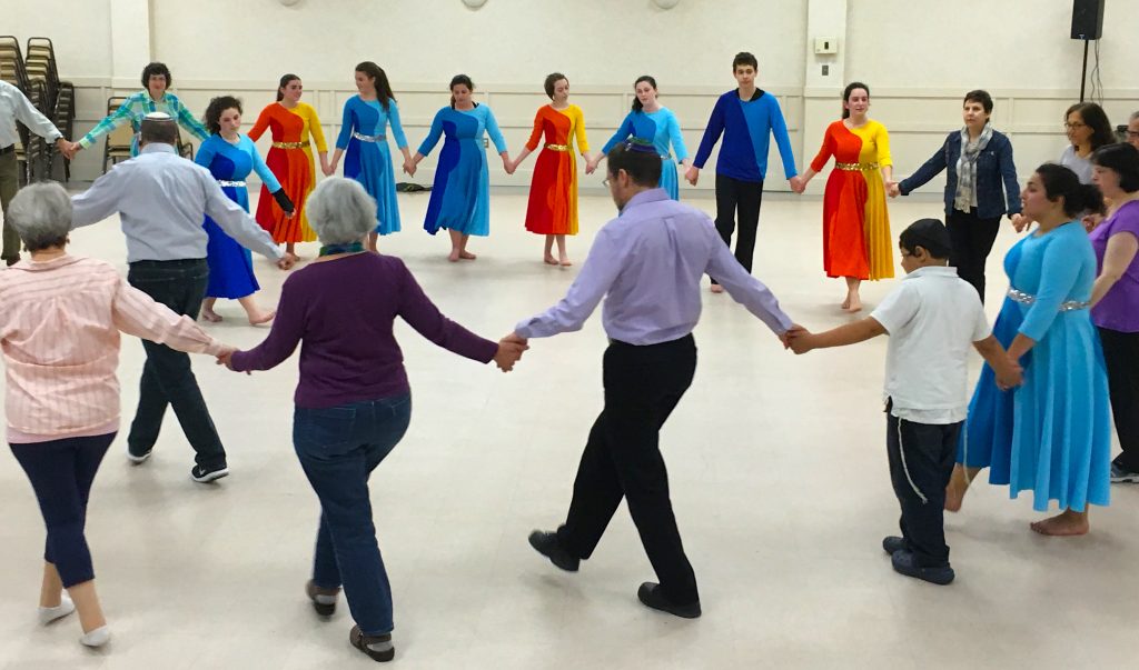 Yom Ha'atzmaut dancing